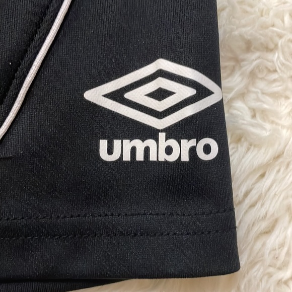 ⚽️🖤UMBRO KIDS SHORTS • SIZE SMALL🖤⚽️ - Picture 2 of 4
